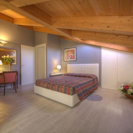 Holidays Alle Rose Πεσκιέρα ντελ Γκάρντα Εξωτερικό φωτογραφία
